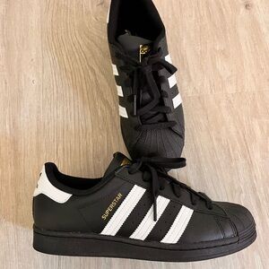 Adidas Superstar J sneaker. Size 6.5 unisex